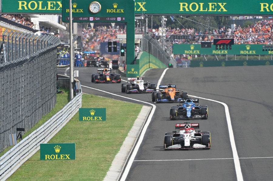A megismételt rajtnál az egyedül elrajtolt Lewis Hamiltont, a Mercedes brit versenyzőjét követi a boxutcából kerékcseréről érkező mezőny a Forma-1-es Magyar Nagydíjon a mogyoródi Hungaroringen 2021. augusztus 1-jén. A korábbi tömeges ütközés miatt megismételt rajt pillanatában (Lewis Hamiltont kivételével) a mezőny többi versenyzője a boxutcában kerékcserén volt a hirtelen kitisztuló időjárás miatt. MTI/Szigetváry Zsolt