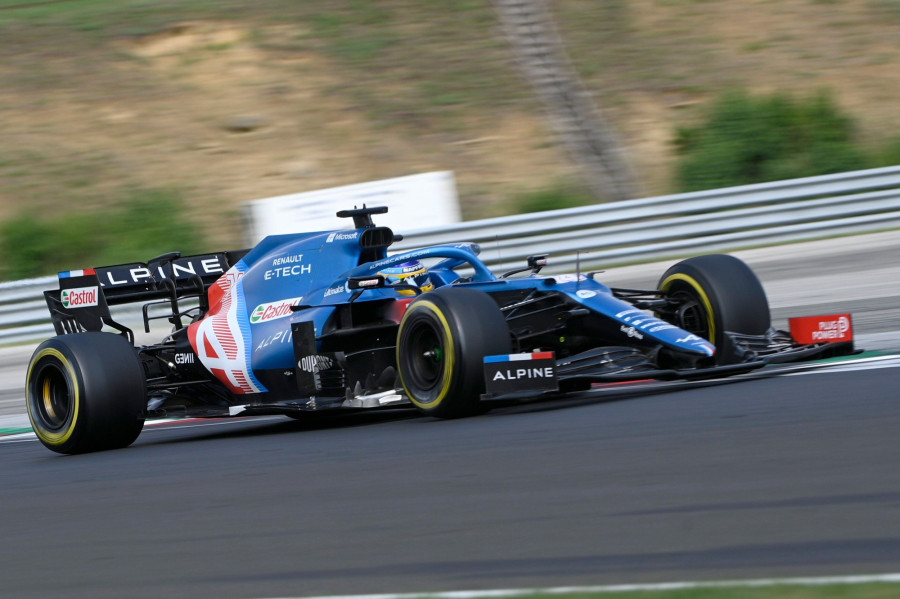 Fernando Alonso, az Alpine spanyol versenyzője a Forma-1-es Magyar Nagydíjon a mogyoródi Hungaroringen 2021. augusztus 1-jén. MTI/Balogh Zoltán