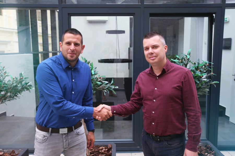 Finta Péter, az MLSZ Veszprém megyei igazgatója és Tóth Gábor, a Bakony-Balaton Média Kft. ügyvezetője