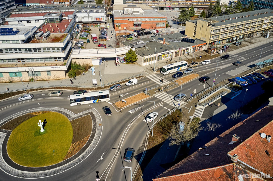 Veszprém belvárosában körforgalom, a mértani közepén pedig a herendi porcelán-alkotás
