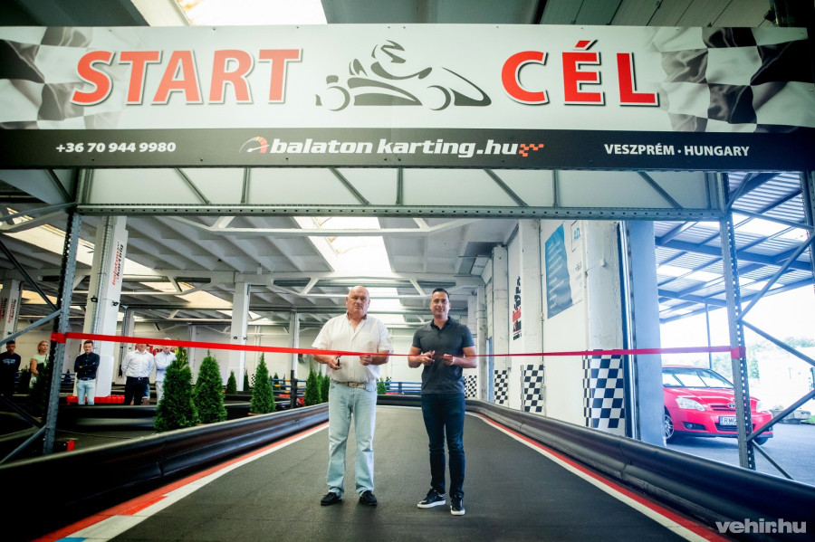 Ovádi Péter, országgyűlési képviselő és Kelemen Lajos, a Balatonkarting tulajdonosa átvágják a szalagot a pálya felett