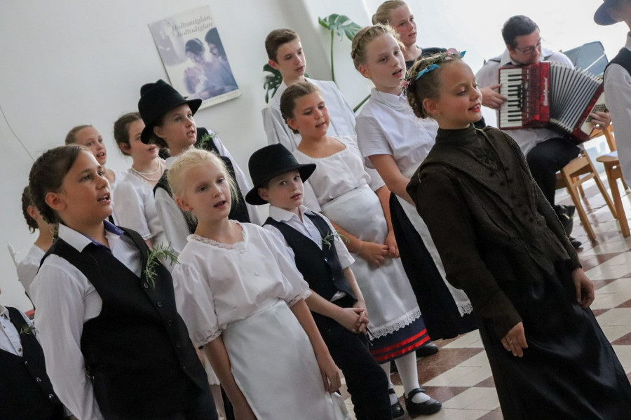 A táborozók záró előadása (Fotó: Cziráki Bálint / Veszprémi Német Nemzetiségi Önkormányzat Facebook)