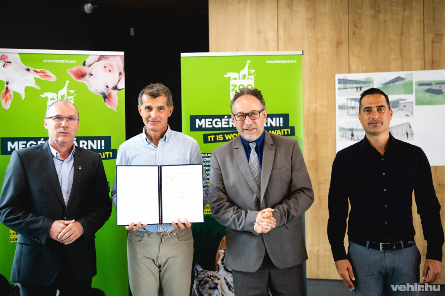 Porga Gyula, Török László, Fekete Péter és Ovádi Péter az állatkert fejlesztéséről szóló támogatói okirat aláírása után.