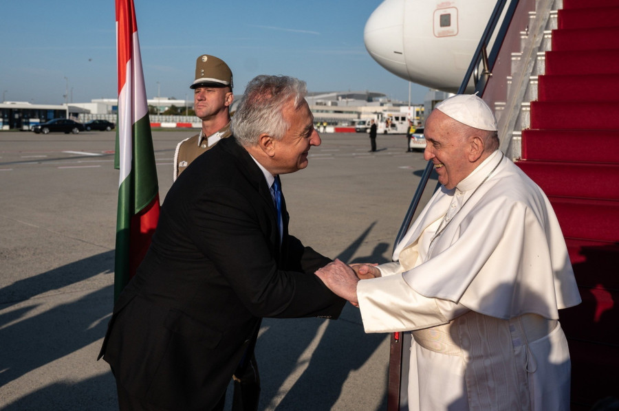 A Miniszterelnökség által közreadott képen Semjén Zsolt miniszterelnök-helyettes (b) fogadja Ferenc pápát a Liszt Ferenc-repülőtéren 2021. szeptember 12-én. A katolikus egyházfő az 52. Nemzetközi Eucharisztikus Kongresszus (NEK) zárómiséjére érkezett Budapestre. MTI/Miniszterelnökség/Botár Gergely