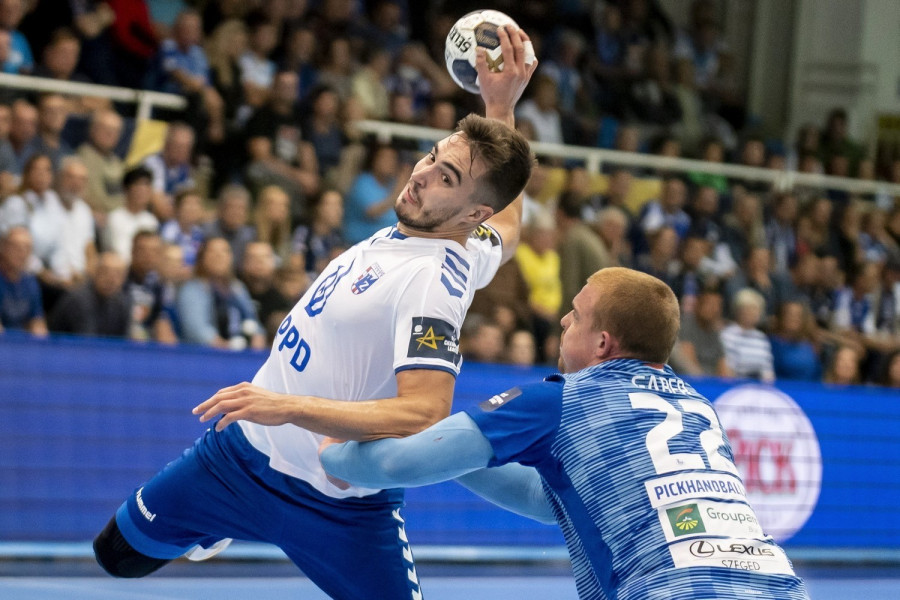 A szegedi Matej Gaber (j) és Filip Vistorop (b), a horvát csapat játékosa a férfi kézilabda Bajnokok Ligája csoportkörében játszott Pick Szeged - PPD Zagreb mérkőzésen a Szegedi Sportcsarnokban 2021. szeptember 22-én.  MTI/Ujvári Sándor