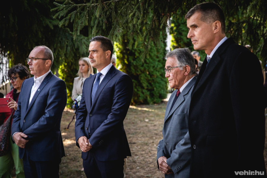  A város polgármestere, országgyűlési képviselője, valamint az állatkert nyugalmazott és jelenlegi igazgatója is részt vett a megemlékezésen