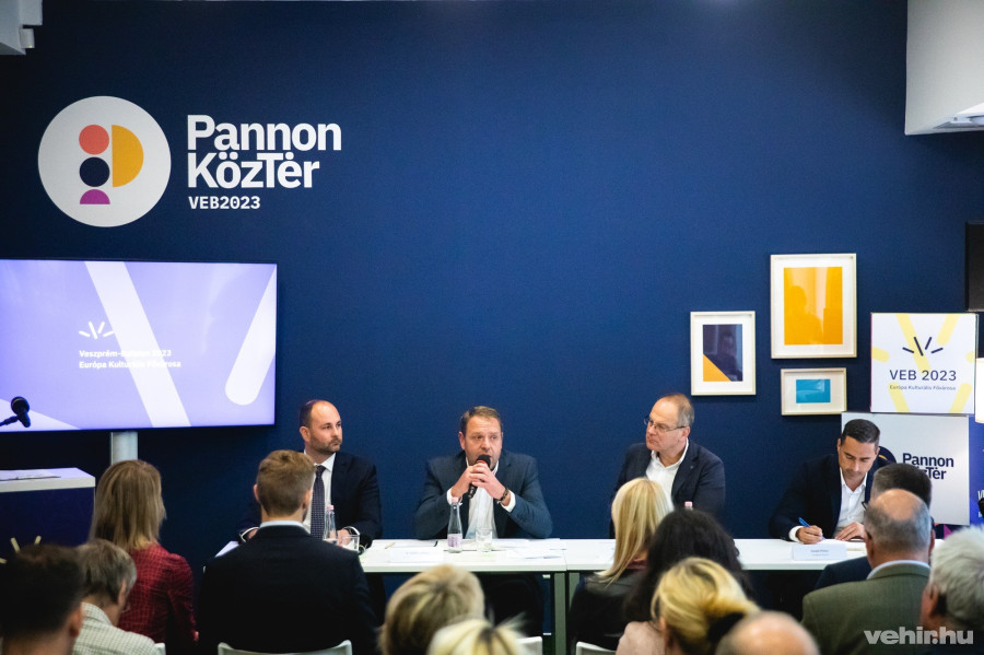 Csillag Zsolt, Guller Zoltán, Navracsics Tibor és Ovádi Péter a 2021. szeptember 30-án megnyílt Pannon Köztérben.