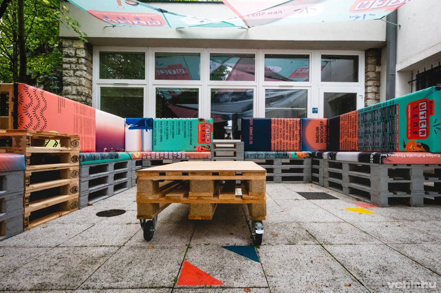 Az E-épületben egy teraszt is kialakítottak.