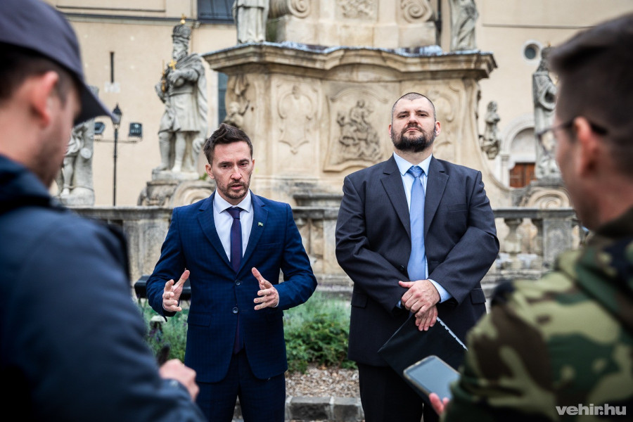 Pakusza Zoltán a párt alelnöke, és Kovacsics Zsolt, a Mi Hazánk Mozgalom Veszprém megye 1. számú egyéni választókerületének országgyűlési képviselőjelöltje.