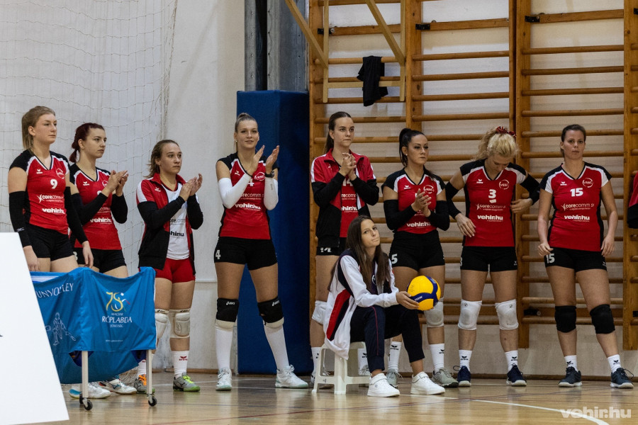 Pokó Rita (balról a negyedik) úgy érzi, a veszprémi csapat magja kellőképpen összeszokott