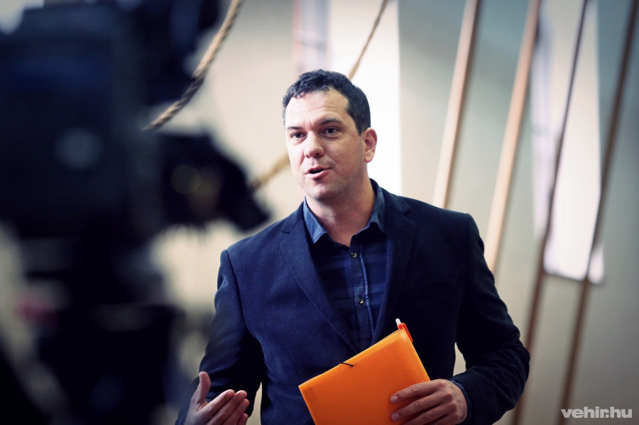 Kovács Áron önkormányzati képviselő 2021. október 18-án a Kossuth iskola tornatermében.