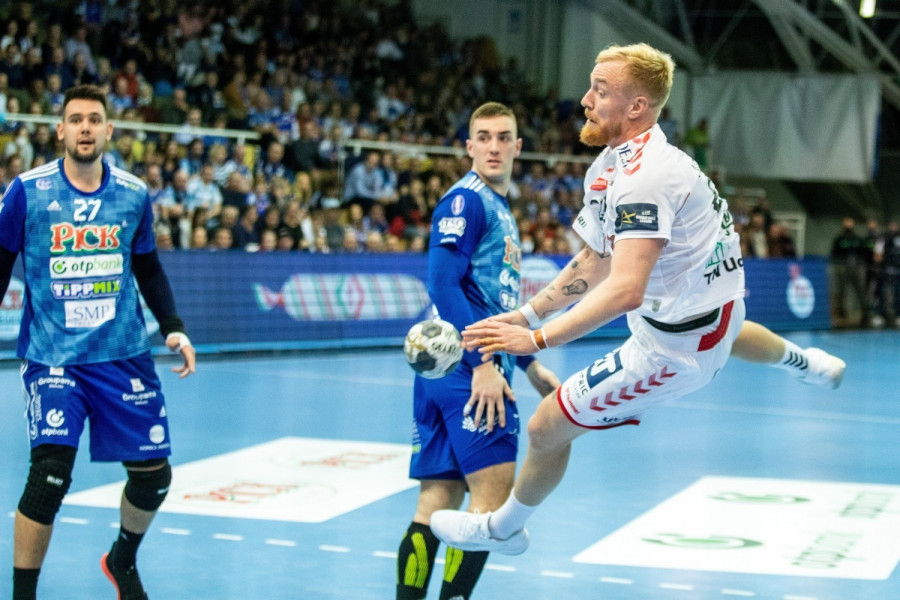 René Antonsen, a dán csapat játékosa (j) a férfi kézilabda Bajnokok Ligája csoportkörének 6. fordulójában játszott Pick Szeged-Aalborg HB mérkőzésen a Szegedi Sportcsarnokban 2021. október 27-én. MTI/Rosta Tibor