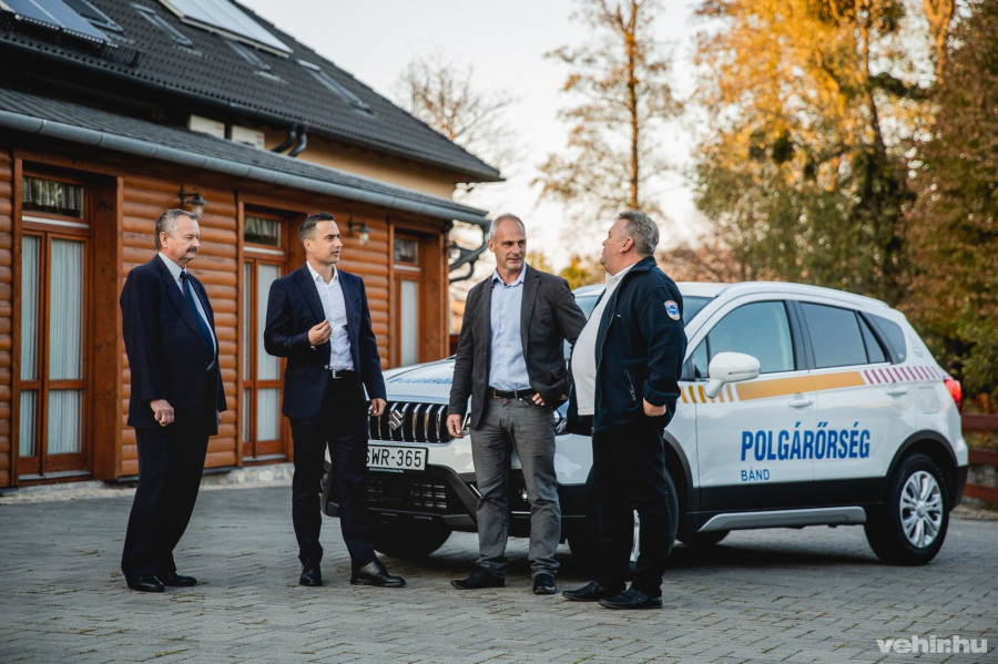 Mezei Józseg, a Veszprém Megyei Polgárőrség elnöke, Ovádi Péter parlamenti képviselő, Steigervald Zsolt, Bánd polgármestere és Hajdár József, a Bándi Polgárőr Egyesület elnöke az új autóval