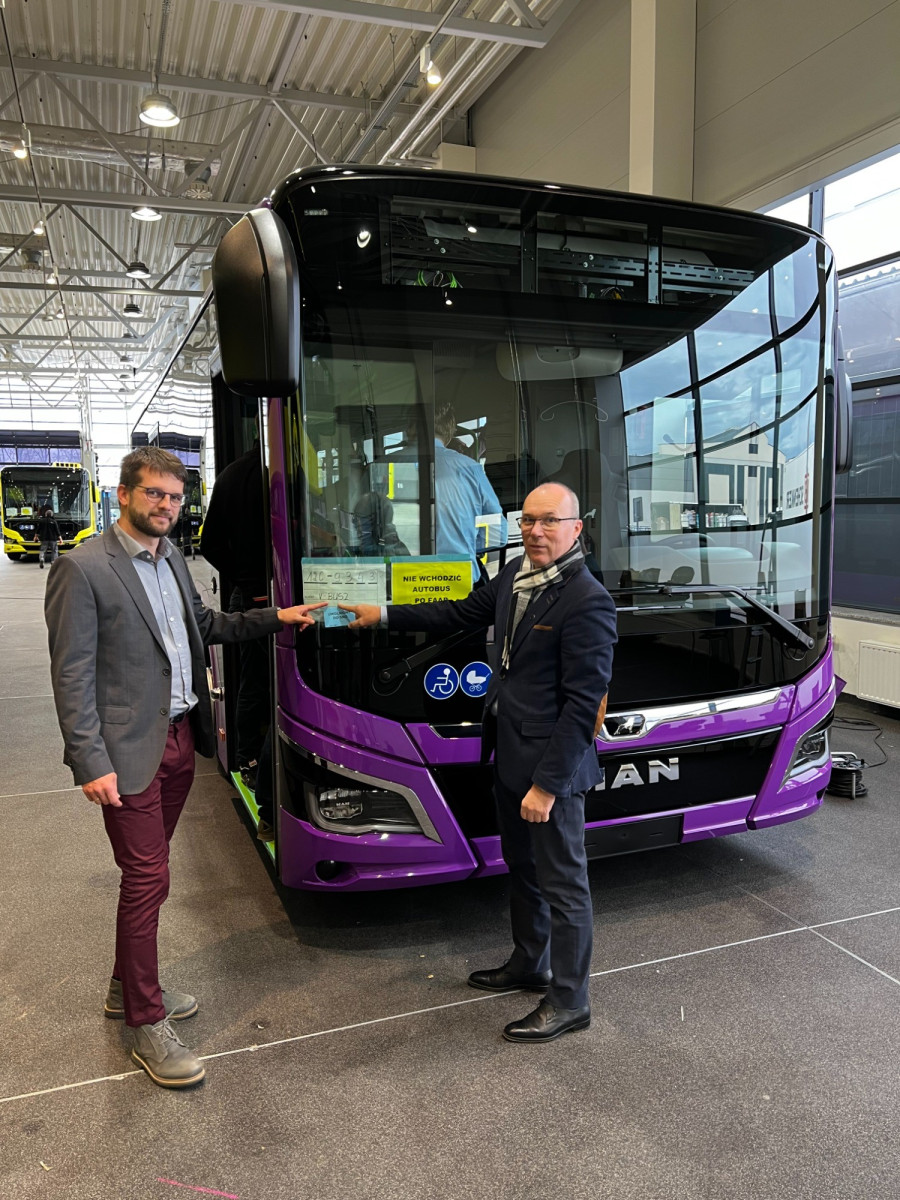 Polgári István, a V-Busz ügyvezetője és Porga Gyula, polgármester