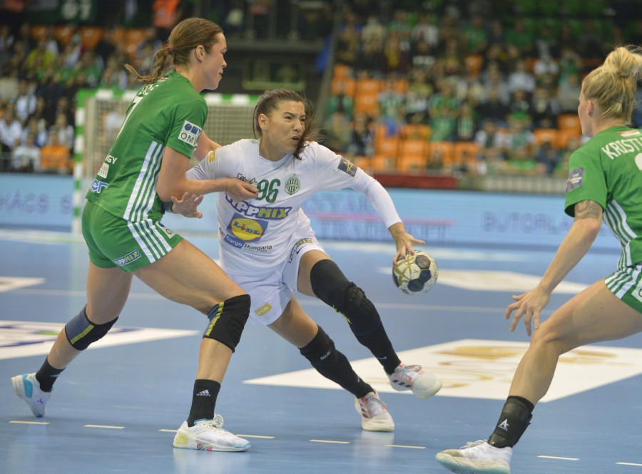 A győri Kari Brattset Dale (b), illetve Itana Grbic, a Ferencváros játékosa (b2) a női kézilabda NB I-ben játszott Győri Audi ETO KC - FTC-Rail Cargo Hungaria mérkőzésen a győri Audi Arénában 2021. november 17-én. MTI/Krizsán Csaba