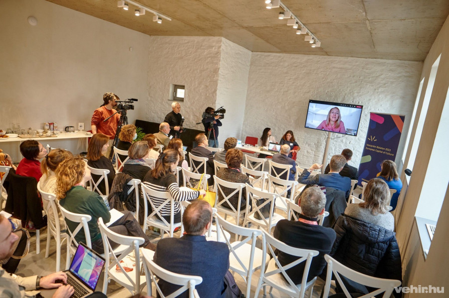 Markotvits Alíz, a Veszprém-Balaton 2023 EKF vezérigazgatója online köszöntötte a városba érkező küldöttséget.