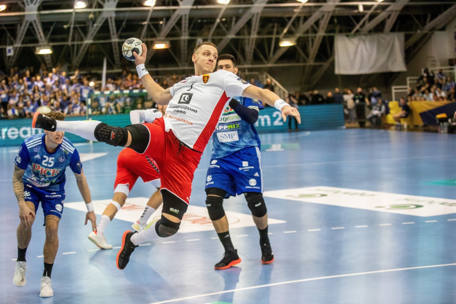 Patryk Walczak, az északmacedón csapat játékosa (k) és a a szegedi Sebastian Frimmel (b) a férfi kézilabda Bajnokok Ligája csoportkörének 7. fordulójában játszott Pick Szeged - Vardar Szkopje mérkőzésen a Szegedi Sportcsarnokban 2021. november 18-án. MTI/Rosta Tibor