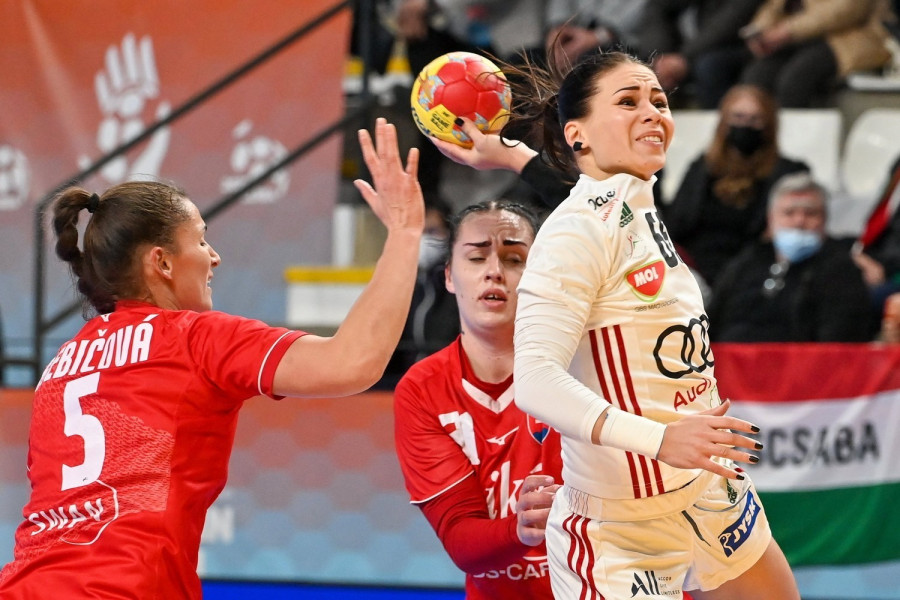 Lukács Viktória (j), valamint a szlovák Marianna Rebicová (b) és Nikoleta Trunková a spanyolországi női kézilabda-világbajnokság E csoportjának első fordulójában, a Magyarország - Szlovákia mérkőzésen a llíriai sportcsarnokban 2021. december 2-án. MTI/Illyés Tibor