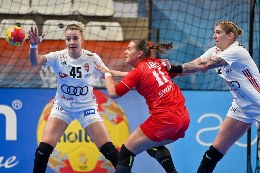 Háfra Noémi (b) és Planéta Szimonetta (j), valamint a szlovák Lancz Barbora a spanyolországi női kézilabda-világbajnokság E csoportjának első fordulójában, a Magyarország - Szlovákia mérkőzésen a llíriai sportcsarnokban 2021. december 2-án. MTI/Illyés Tibor