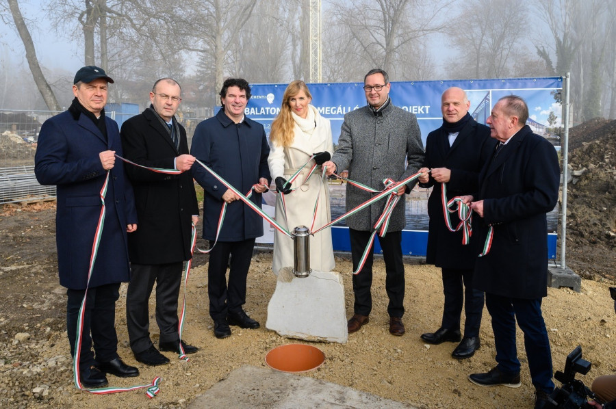 Szabó Tünde, az Emberi Erőforrások Minisztériumának sportért felelős államtitkára (k), valamint Gerendy Zoltán a Magyar Vitorlás Szövetség elnöke, Bóka István, a város fideszes polgármestere, Vékássy Bálint, a Magyar Olimpiai Bizottság főtitkára, Juhász Szabolcs, a Magyar Turisztikai Ügynökség igazgatója, Schmidt Gábor, a Magyar Kajak-kenu Szövetség elnöke és Kollár Lajos, a BVSZK Nkft. ügyvezetője, miniszteri tanácsadó (b-j) elhelyezi a Balatonfüredi Megállópont projekt alapkövét 2021. december 8-án. MTI/Vasvári Tamás