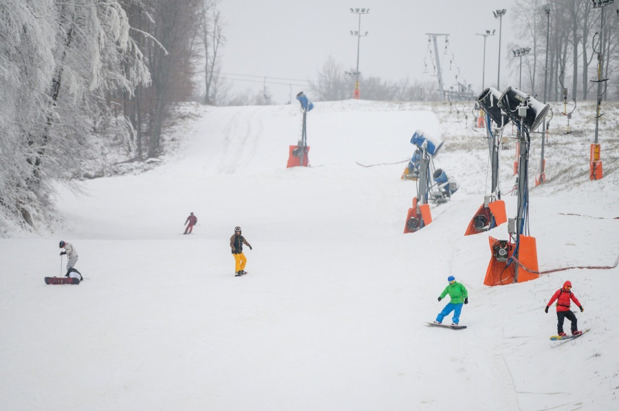 Hódeszkások és síelő az eplényi síarénában a megnyitás napján, 2021. december 9-én. A Síaréna Vibe Park fokozatosan nyitja meg szolgáltatásait, egyelőre az 1048 méteres A1-es pálya üzemel. MTI/Vasvári Tamás