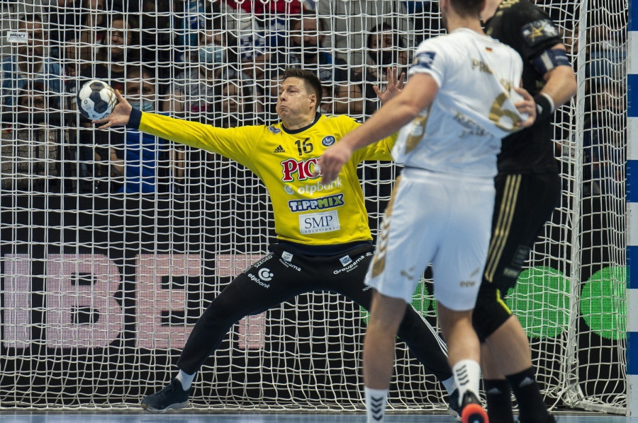 A szegedi Mikler Roland véd a férfi kézilabda Bajnokok Ligája csoportkörének 10. fordulójában játszott Pick Szeged - THW Kiel mérkőzésen a szegedi Pick Arénában 2021. december 9-én. MTI/Ujvári Sándor