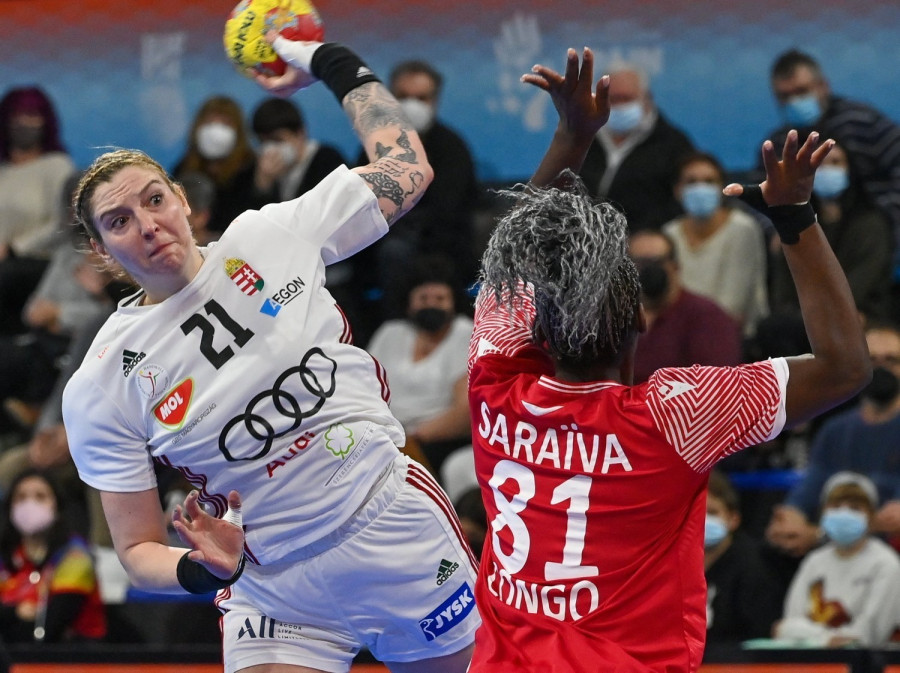 Planéta Szimonetta (b) és a kongói Rita Luana Saraiva a spanyolországi női kézilabda-világbajnokság középdöntőjének második fordulójában játszott Magyarország - Kongó mérkőzésen 2021. december 10-én. MTI/Illyés Tibor