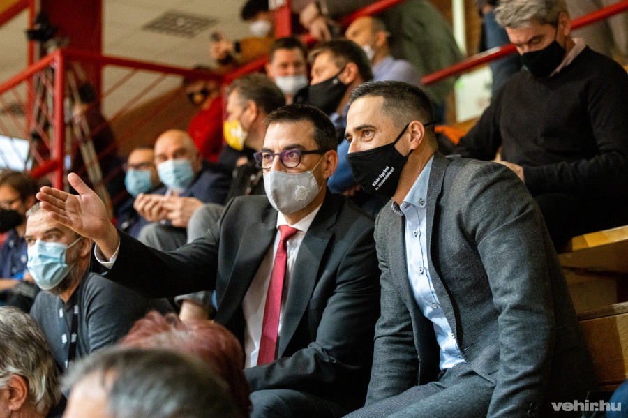 Az Óbuda elleni mérkőzést Ovádi Péter, országgyűlési képviselő is megtekintette a klub ügyvezetőjének, Naményi Miklósnak a társaságában