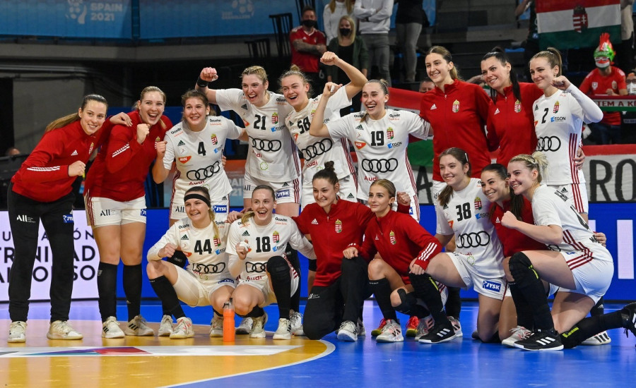 A magyar válogatott játékosai a spanyolországi női kézilabda-világbajnokság középdöntőjének harmadik, utolsó fordulójában játszott Magyarország - Koreai Köztársaság mérkőzés végén 2021. december 12-én. A magyar válogatott 35-28-ra győzött. MTI/Illyés Tibor