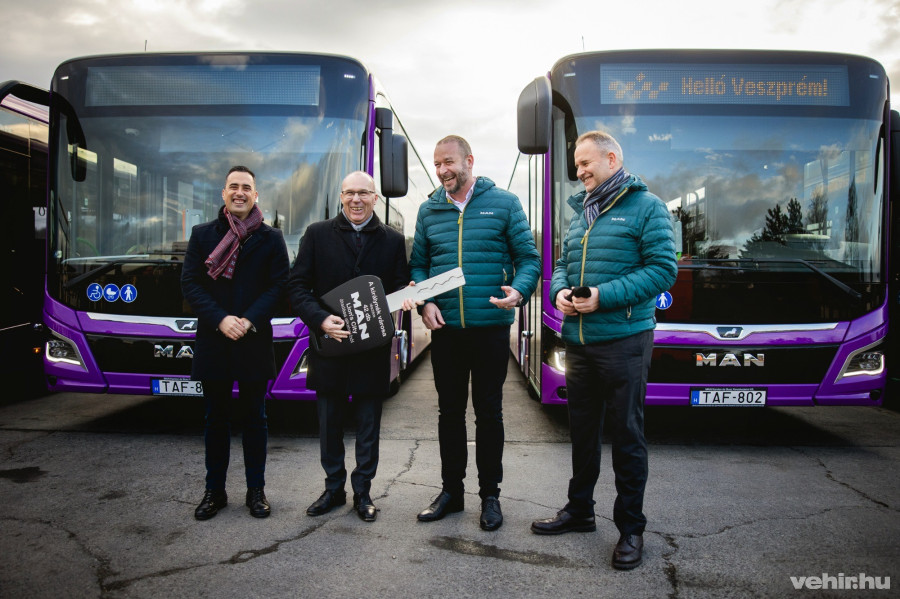 Ovádi Péter, Porga Gyula, mellette pedig Hoyos György, MAN magyarországi buszüzletág-igazgatója és Martin Strier, a MAN Kamion és Busz Kereskedelmi Kft. ügyvezető igazgatója 