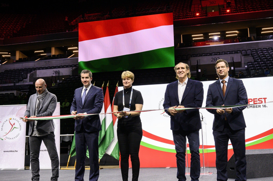 Éles József volt válogatott kézilabdázó, Kocsis Máté, a Magyar Kézilabda Szövetség elnöke, a Fidesz frakcióvezetője, Kökény Beatrix volt válogatott kézilabdázó, Faragó Tamás volt válogatott vízilabdázó és Gulyás Gergely, a Miniszterelnökséget vezető miniszter (b-j) a Budapesti Kézilabda Aréna átadásán 2021. december 16-án. Az 50 ezer négyzetméter alapterületű, 20 022 ember befogadására képes multifunkcionális csarnok 27 hónap alatt épült fel. MTI/Szigetváry Zsolt