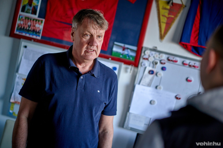 Nem vette fel a fizetését, hogy segítsen a focicsapaton