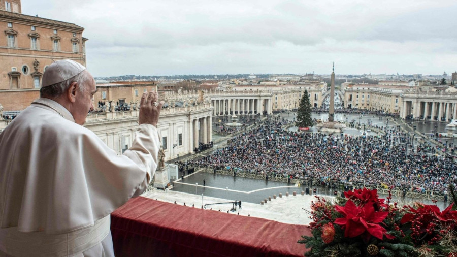 Áldás utáni köszöntés az eső dacára kitartó híveknek. Fotó: AFP