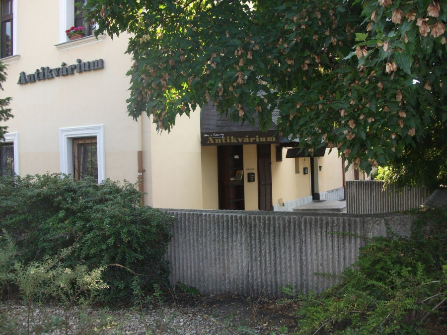 Utas és Holdvilág Antikvárium, a cikk történeteinek helyszíne 