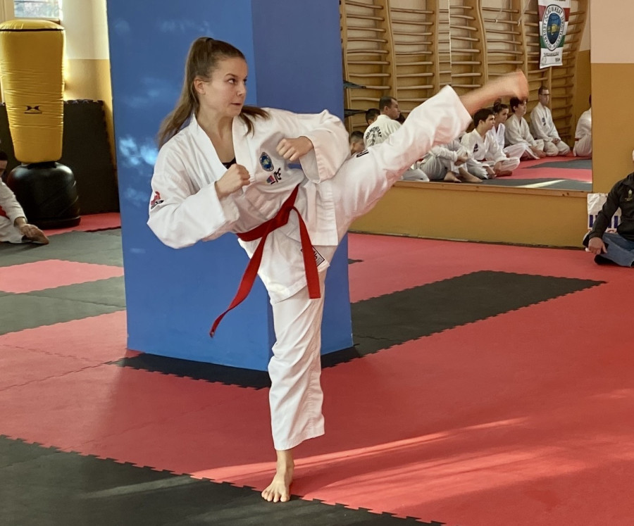 Bándi Dorka ifjúsági versenyző formagyakorlatban és küzdelemben is a dobogó tetejére állhatott