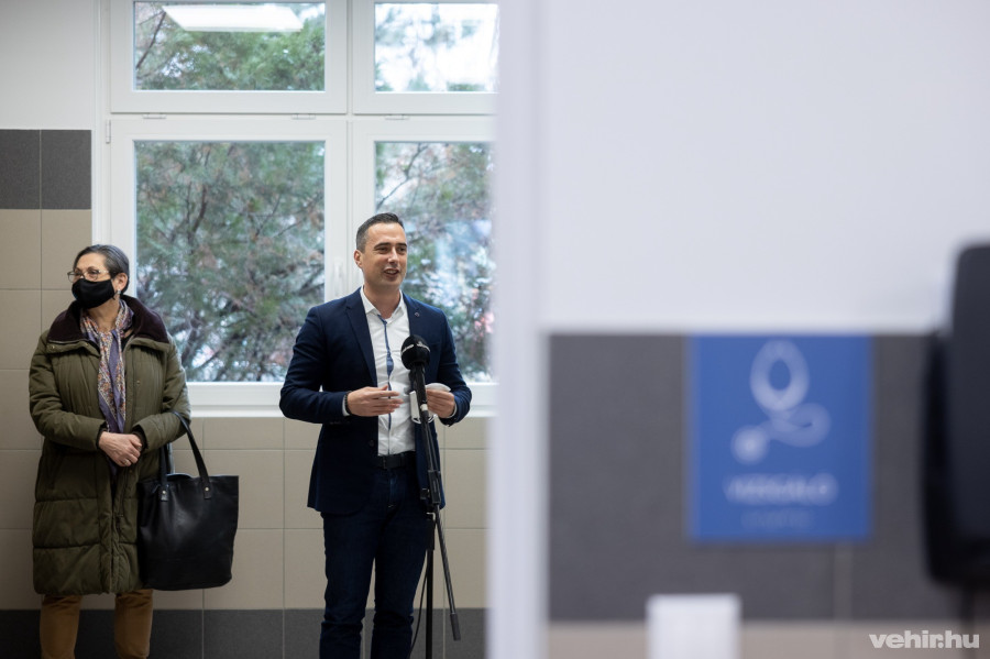 Brányi Mária alpolgármester és Ovádi Péter parlamenti képviselő a szerda délutáni sajtóbejáráson.