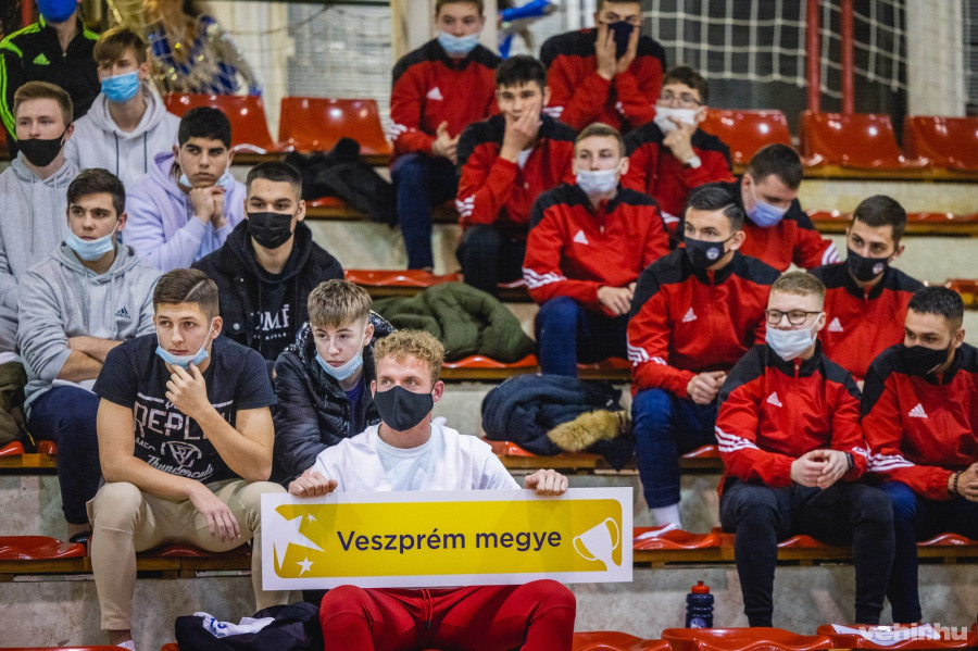 Balra az ajkai, jobbra a veszprémi diákok