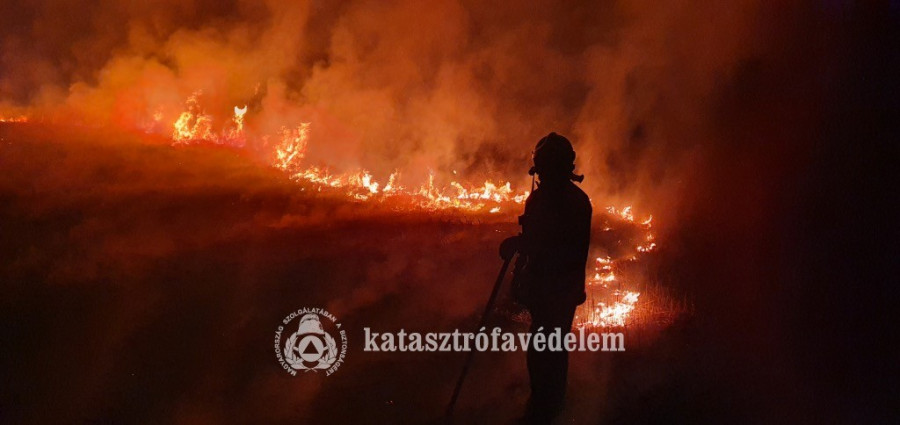Égett a nádas szerdán Adorjánházánál. Fotó: Fotó: Pápa HTP