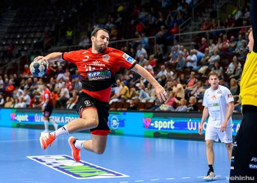 Sajtóberkekben felröppent a hír, hogy Manaszkov Tatabányán folytathatja (archív fénykép)