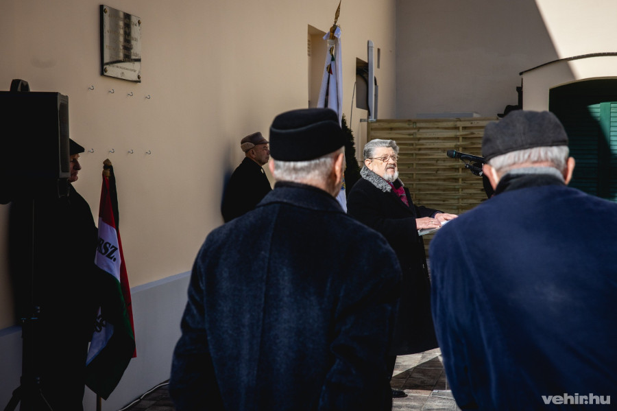 Káhler Frigyes 2022. február 25-én mondott emlékezőbeszédet a Veszprémi Törvényszék udvarán.