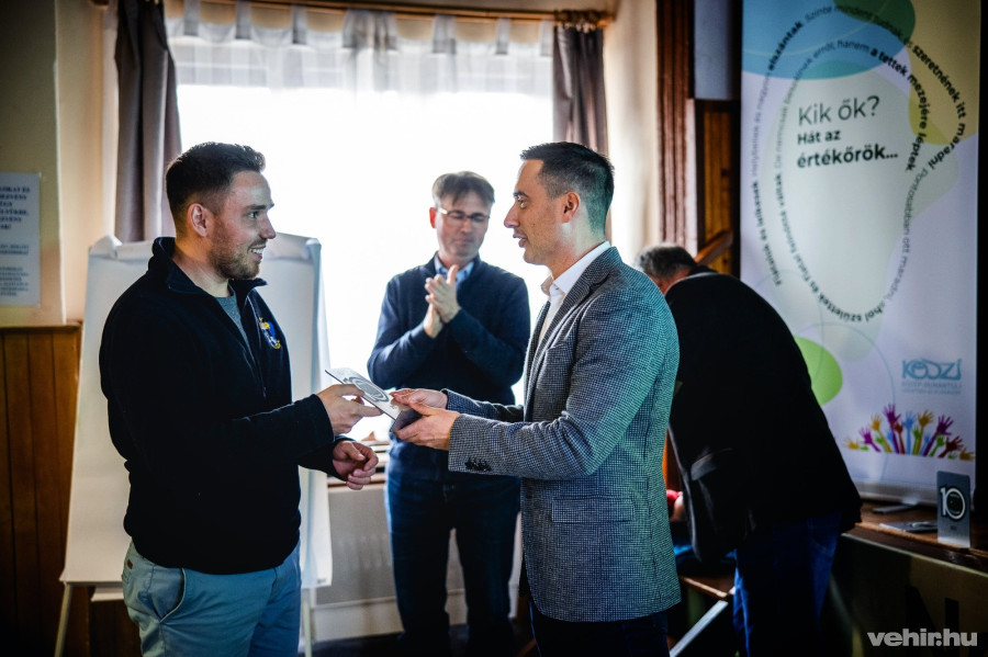 Az első értékőrök ajándékokat vehettek át Ovádi Péter parlamenti képviselőtől.