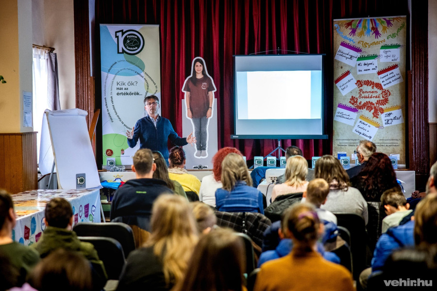 Horváth Zsolt köszöntötte a résztvevő fiatalokat péntek délután Nemesvámoson.