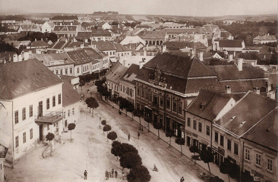 Balra az egykori kaszinó épülete