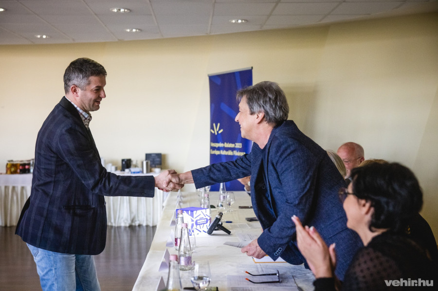 Szálinger Balázs és Vándorfi László a vasárnap délutáni eredményhirdetésen a Hangvillában.