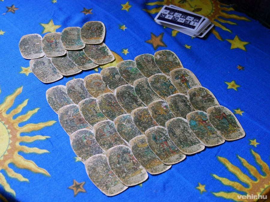 A teljes paklival történik a jóslás