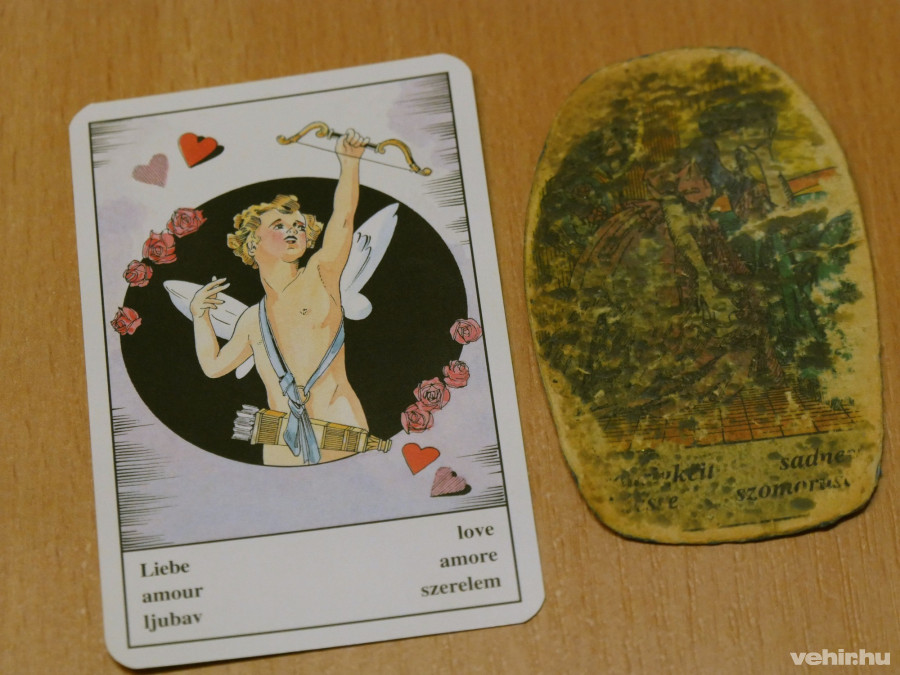 Viki harminc éve vet kártyát, a jobb oldali darabon jól látszik az idő foga, ettől függetlenül Viki a megkopott kártyából is tud olvasni