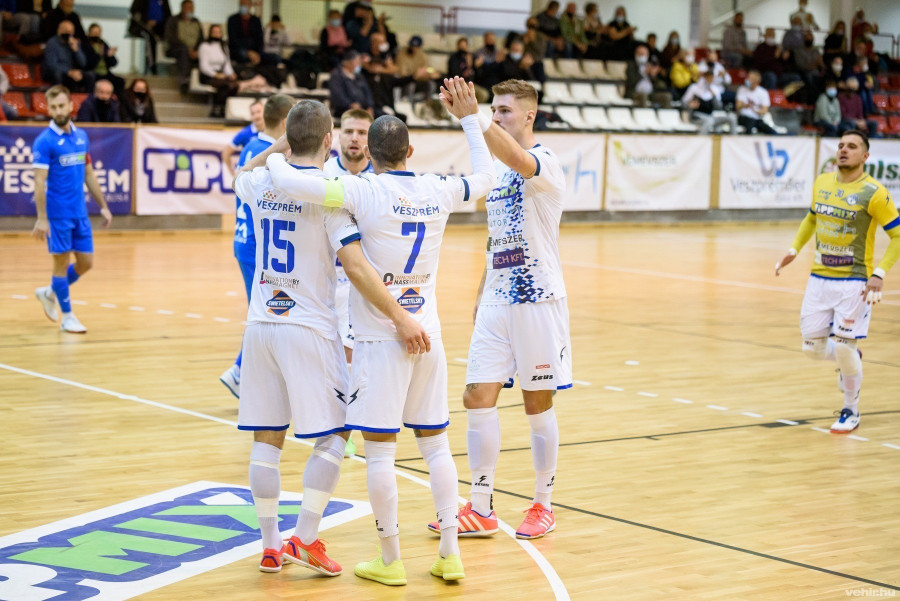 Bizonyítana a szurkolóknak a Magyar Kupa-címvédő Balaton Bútor FCV (archív fénykép)