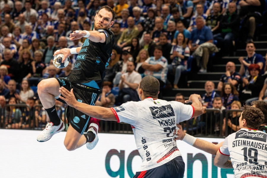 A szegedi Borut Mackovsek (b) és a német csapatban játszó Mads Mensah Larsen a férfi kézilabda Bajnokok Ligája negyeddöntőjébe jutásért játszott Pick Szeged - Flensburg-Handewitt visszavágó mérkőzésén Szegeden 2022. április 7-én. MTI/Rosta Tibor