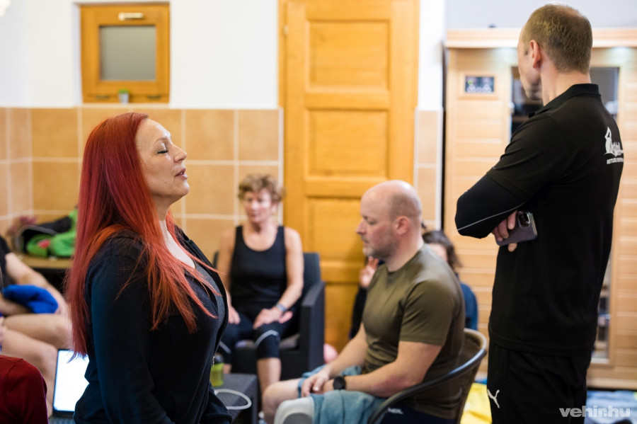 A terápia légzőgyakorlattal kezdődik, amely során bekapcsoljuk a szervezet vészhelyzeti üzemmódját