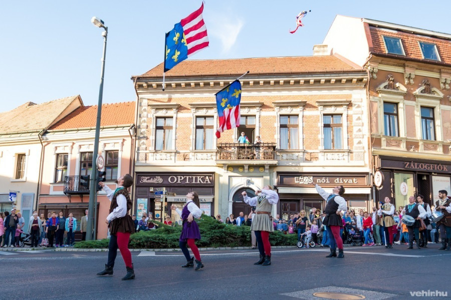 Felvonulás a Gizella-napokon (archív)